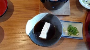 Yuzu soya sosuna batırılmış taze ev yapımı beyaz tofu sosu Kaizen geleneksel Japon yemeği.