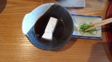 Yuzu soya sosuna batırılmış taze ev yapımı beyaz tofu sosu Kaizen geleneksel Japon yemeği.