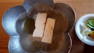 Yuzu soya sosuna batırılmış taze ev yapımı beyaz tofu sosu Kaizen geleneksel Japon yemeği.