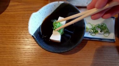 Yuzu soya sosuna batırılmış taze ev yapımı beyaz tofu sosu Kaizen geleneksel Japon yemeği.