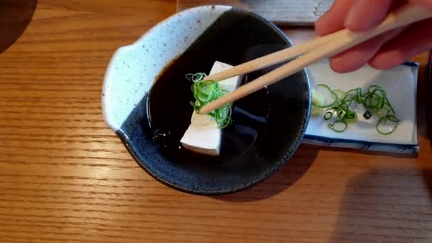 Βράζοντας Φρέσκο Σπιτικό Λευκό Tofu Βουτιά Γιουζού Σάλτσα Σόγιας Kaizen — Αρχείο Βίντεο
