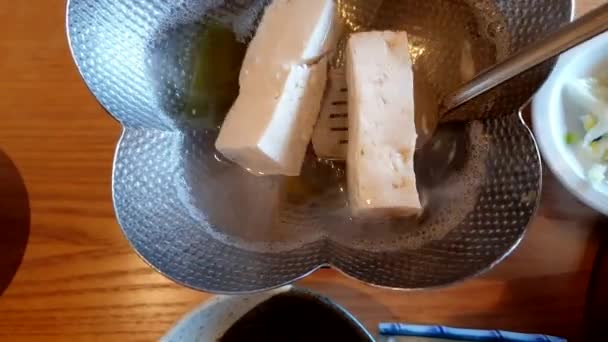 Forrásban Lévő Friss Házi Fehér Tofu Mártás Yuzu Szójaszószban Kaizen — Stock videók