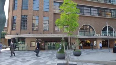 Kobe Japonya 9 Mayıs 2023 JR Sannomiya istasyonunun önünde ve şehir meydanında ünlü turist bifteği şehridir.