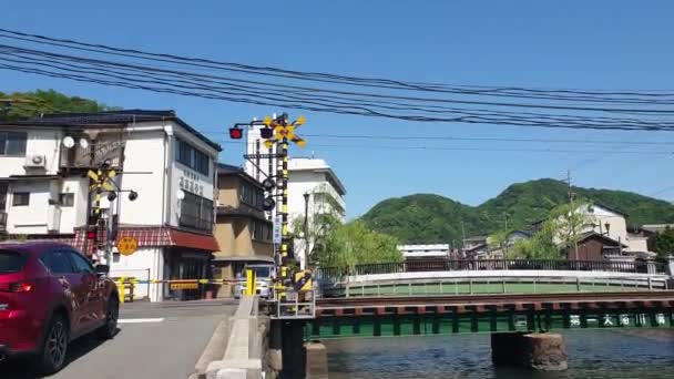 Kinosaki Japonya Mayıs 2023 Yerel Demiryolu Geçiş Kutupları Tren Trafiğini — Stok video
