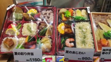 Osaka, Japonya 9 Mayıs 2023 eki bento büfesi J tren istasyonunda satılıyor...