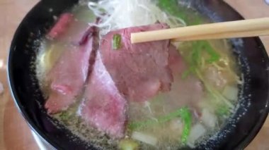  Wagyu sığır eti tuzsuz çorba ramen kavrulmuş Tajima bifteği shio ramen çubukları yemek