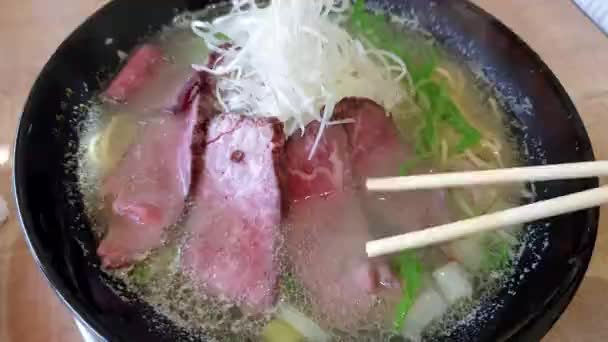和牛塩クリアスープラーメン塩ラーメン箸の上で田島牛のロースト食べる — ストック動画