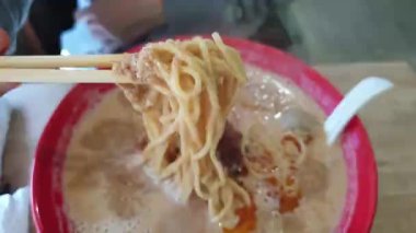 Japon yemeği, baharatlı şehriye, bronzlaşmış ramen, tantanmen, kalın et suyu ve kırmızı biber yağı.