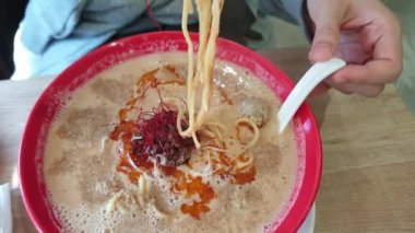 Japon yemeği, baharatlı şehriye, bronzlaşmış ramen, tantanmen, kalın et suyu ve kırmızı biber yağı.