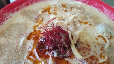 Japon yemeği, baharatlı şehriye, bronzlaşmış ramen, tantanmen, kalın et suyu ve kırmızı biber yağı.