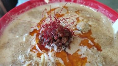 Japon yemeği, baharatlı şehriye, bronzlaşmış ramen, tantanmen, kalın et suyu ve kırmızı biber yağı.