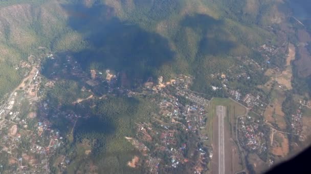 Vista Superior Pequeña Pista Aterrizaje Del Aeropuerto Ciudad Local Tailandia — Vídeo de stock