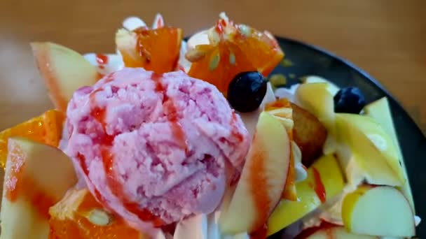 Kalın Ekmekli Ballı Tost Tereyağlı Kremalı Dondurmalı Meyveli Ballı Tatlı — Stok video