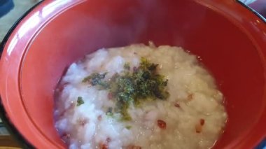 Japon kahvaltısı, sabah yemeği, yulaf lapası ızgara balık, miso çorbası, sebze turşusu ve diğer mezeler.