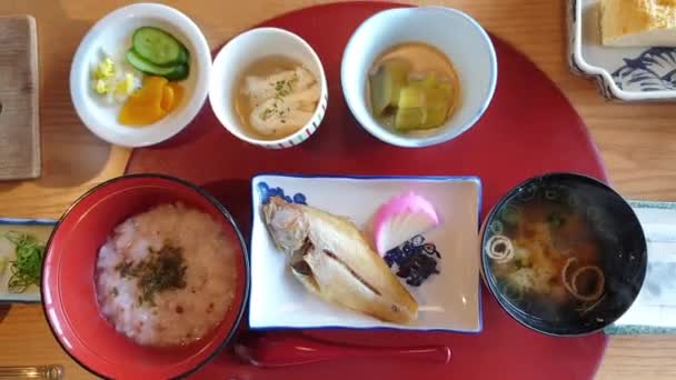 Японская Еда Завтрак Набор Утренняя Еда Каша Гриль Рыба Мисо — стоковое видео