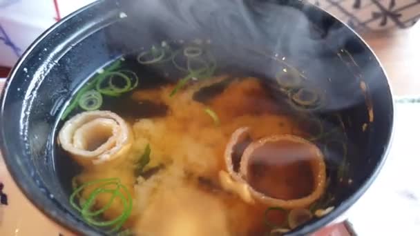 日本料理朝食セット朝ご飯粥グリル魚味噌スープ漬物野菜などサイドディッシュトップビュー — ストック動画