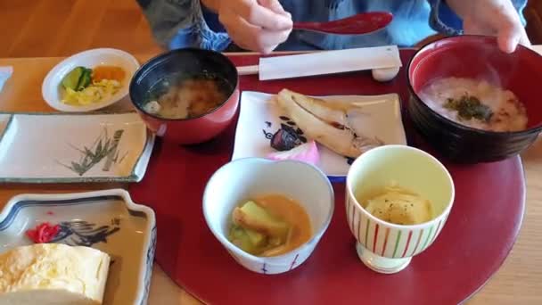 Утренний Завтрак Японская Еда Ryokan Каша Гриль Рыбы Огурчик Яйцо — стоковое видео