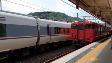 Kinosaki Onsen, Japonya 16 Mayıs 2023 Yerel kırmızı tren Kinosakionsen JR istasyonundan yakınlardaki kasaba bölgesine