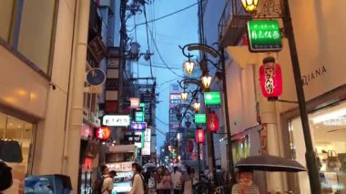 Dotonburi Namba, Osaka 6 Mayıs 2023. Yağmurlu bir günde turistik bölgede kapalı bir yürüyüş alanı altında bir restoran.