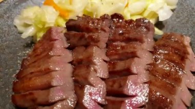 Sendai Japonya 'dan Gyutan sığır eti ızgarası. Meşhur kömür ızgarası.
