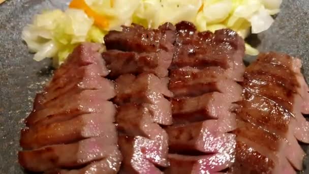 松台日本著名食用炭烤牛肉牛舌烤架质感独特 — 图库视频影像