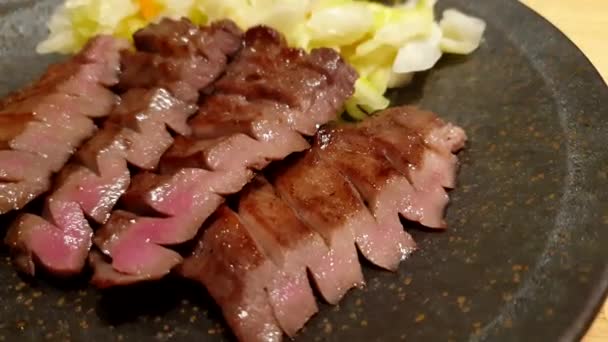 松台日本著名食用炭烤牛肉牛舌烤架质感独特 — 图库视频影像
