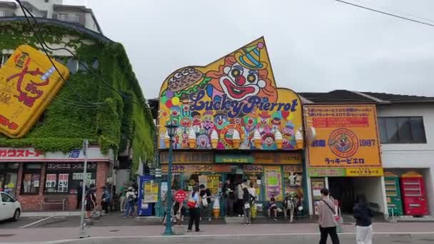 2023年6月15日 日本Hakodate 在湾区的Lucky Pierrot和Hasegawa便利店当地汉堡包和Yakitori Bento著名商店 — 图库视频影像