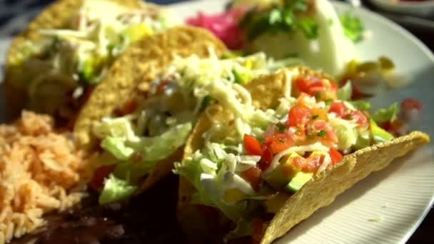 Löffel Würzige Chilisalsa Hartschalen Mais Taco Schweinekäse Und Kopfsalat Hinzufügen — Stockvideo