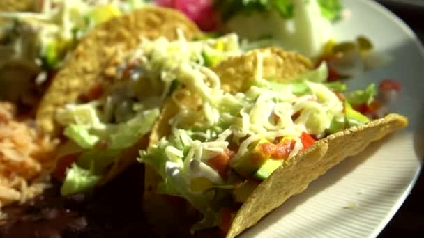 Cuchara Agregando Salsa Taco Maíz Duro Queso Cerdo Lechuga Mexicana — Vídeos de Stock