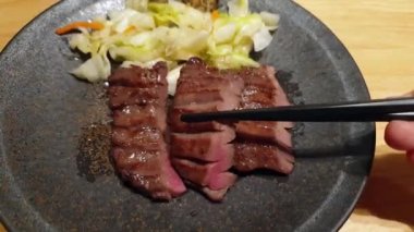 Kalın dilli ızgara ızgara Sendai Japon jigolo yemeğinin özel yemeği ağır çekimde 4k