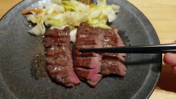 Sendai Japan Gyutan用筷子慢动作4K吃的特色牛肉汤 — 图库视频影像