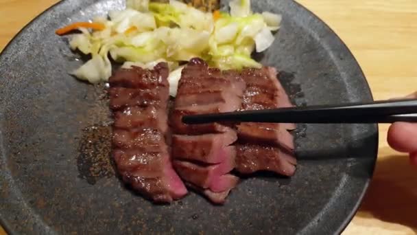 Dicke Rindfleischzunge Grillspezialität Ochsengericht Von Sendai Japan Gyutan Essen Mit — Stockvideo