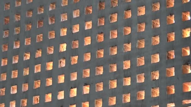 熱帯東南アジアの建築家に人気の風と日陰のブロックのための隙間穴とレンガの壁の配置 — ストック動画