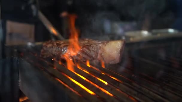 Dikke Barbecue Vlam Vuur Grill Rundvlees Steak Smakelijk Sappig Vlees — Stockvideo