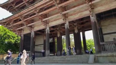 Todaiji tapınağı Nara Japonya Unesco bölgesi eski ahşap giriş kapısı mimarisi