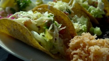 Meksika yemeği taco peynirli salsa soslu sağlıklı baharatlı yemekler.