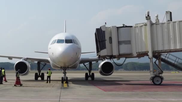 チエンマイ タイ25 12月2021空港搭乗時間経過時に飛行機への旅客ジェットエアロブリッジ — ストック動画