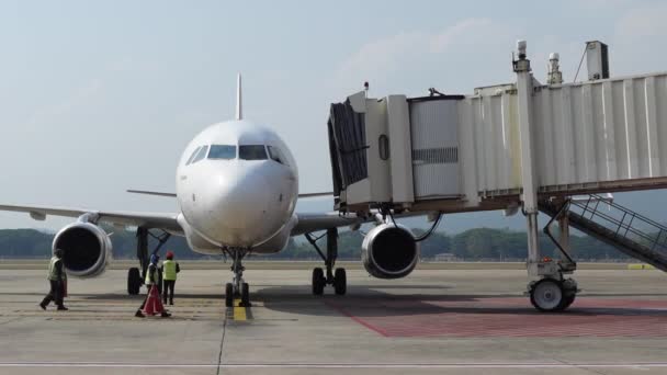 チエンマイ タイ25 12月2021空港搭乗時間経過時に飛行機への旅客ジェットエアロブリッジ — ストック動画