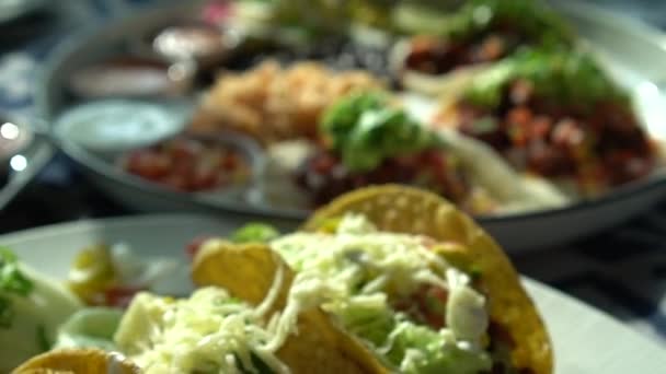 Мексиканская Еда Тако Сыром Сальса Гуакамоле — стоковое видео