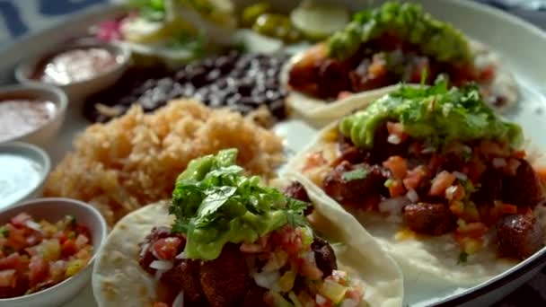 Weiche Taco Tacos Carnitas Paprika Schweinefleisch Guacamole Salsa Harte Schale — Stockvideo