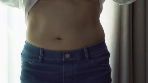 女性の腰の腹の脂肪の懸念形状と食品栄養食と運動の美しさ — ストック動画