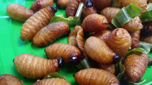 南亚地区市场上出售异国情调的食物 幼虫棕榈虫 油炸脂肪昆虫点心 — 图库视频影像