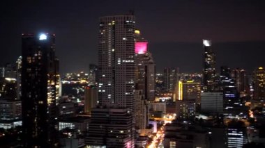 Bangkok Tayland 1 Nisan 2022: Alacakaranlık gecesi gökdelenden gökyüzü manzaralı Silom şehir merkezi 4k