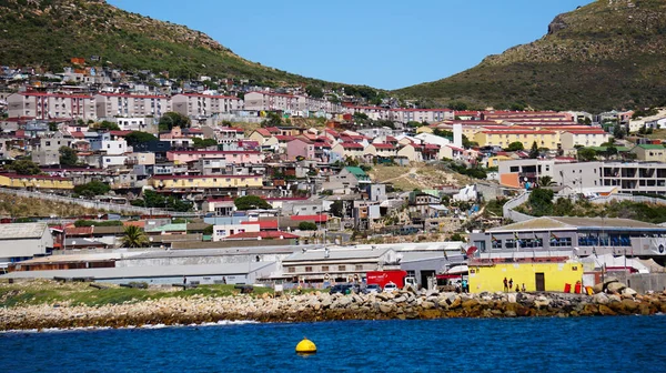 海側から湾の丘側の風景の周りに地元の南アフリカのタウンシップ住宅地域 — ストック写真