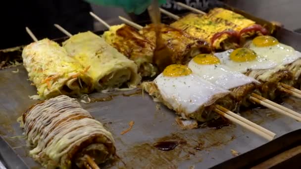 Okonomiyaki Rolo Tailandês Adaptar Comida Rua Japonesa — Vídeo de Stock
