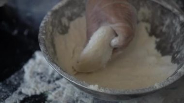 İtalyan şef pizza hamuru hazırlıyor ve yuvarlanıyor.
