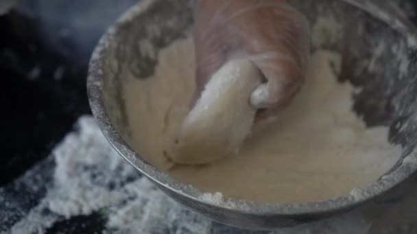 Italský Kuchař Připravuje Těsto Pizzu Válí Kamenném Stole Strat Zploštělý — Stock video