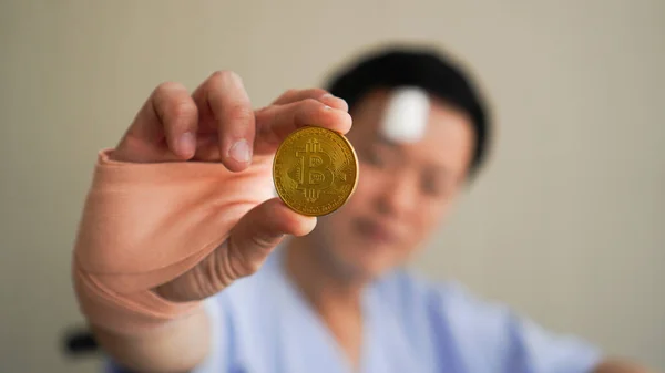 Skadad Asiatisk Man Erkänner Sjukhus Investera Cryto Valuta Pengar — Stockfoto