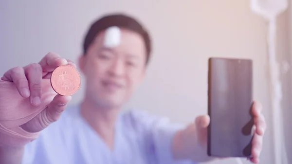 Asian Man Showing Crypto Smart Phone Accident Injure Healthy Investment — Stock Photo, Image