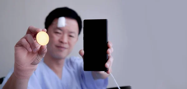 Hombre Asiático Mostrando Cripto Teléfono Inteligente Accidente Lesionar Gestión Riesgos —  Fotos de Stock